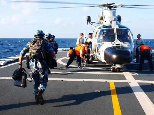 12月16日,在中國海軍第四批護(hù)航編隊的“馬鞍山”艦上,特戰(zhàn)隊員準(zhǔn)備登機。新華社記者 楊志剛 攝