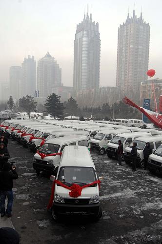 12月22日,文化共享工程流動(dòng)服務(wù)車出發(fā)。新華社記者 王松 攝