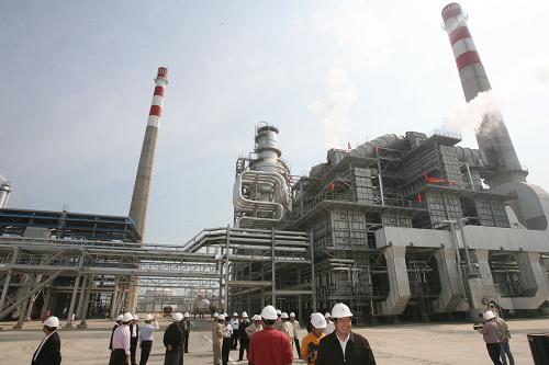 3月16日,幾位工程技術(shù)人員在廣東惠州中海油1200萬(wàn)噸煉油項(xiàng)目廠(chǎng)區(qū)巡視。中國(guó)海洋石油總公司惠州1200萬(wàn)噸煉油項(xiàng)目近日開(kāi)始投料試車(chē),各種設(shè)備裝置運(yùn)轉(zhuǎn)正常。據(jù)悉,該項(xiàng)目是中國(guó)最大的海上石油生產(chǎn)企業(yè)中海油投資建設(shè)的第一座大型煉油廠(chǎng),以集中加工海洋高含酸重質(zhì)原油為主。 新華社發(fā)(王建橋 攝)