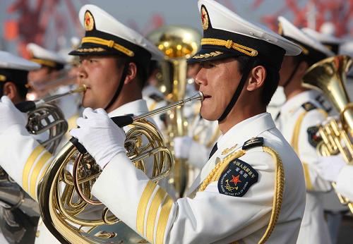 4月18日,中國人民解放軍軍樂團(tuán)奏歡迎曲。 新華社記者 王建民 攝