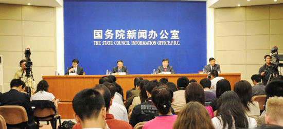 4月30日,國(guó)務(wù)院新聞辦公室在北京舉行新聞發(fā)布會(huì),介紹我國(guó)加強(qiáng)人感染豬流感防控工作情況,并回答記者提問。 新華社記者 陳樹根 攝