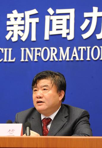 4月30日,國(guó)務(wù)院新聞辦公室在北京舉行新聞發(fā)布會(huì),介紹我國(guó)加強(qiáng)人感染豬流感防控工作情況,并回答記者提問。這是衛(wèi)生部部長(zhǎng)陳竺介紹相關(guān)情況。新華社記者 陳樹根 攝