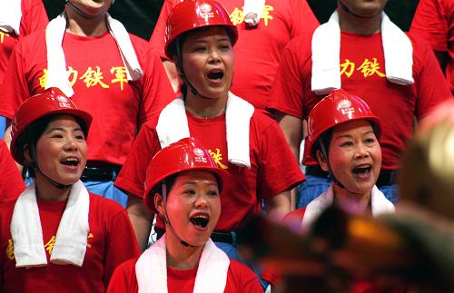 4月29日,企業(yè)職工在“信心2009”福州市企業(yè)之歌職工演唱會上高歌。 新華社發(fā)(鄭帥 攝)