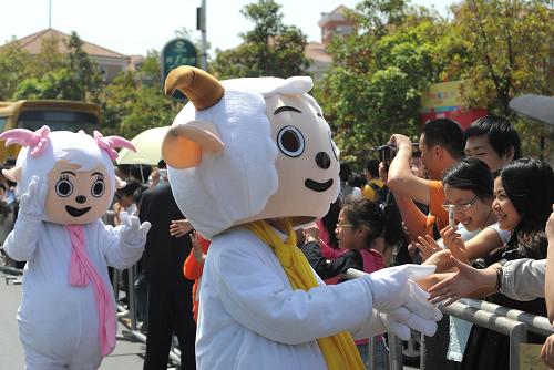 4月30日,動漫卡通人物參加動漫狂歡大巡游。第五屆中國國際動漫節(jié)從4月28日至5月3日在杭州舉行。內(nèi)容包括動漫產(chǎn)業(yè)博覽會、2009國際動畫片交易會、動漫產(chǎn)業(yè)項目投資洽談會、動漫人才招聘會、動漫狂歡巡游等近30項活動。動漫節(jié)異彩紛呈的活動吸引大批喜愛動漫的孩子和成年人來享受這一動漫盛會,歡度“五一”。 新華社記者 徐昱 攝