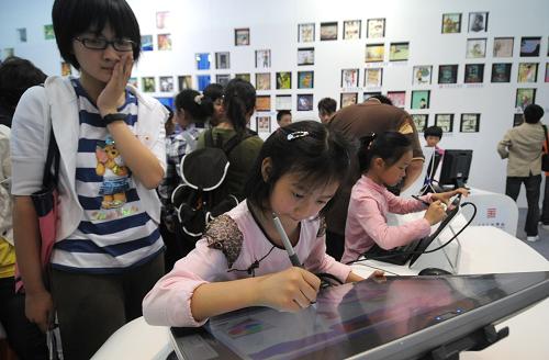 4月30日,孩子們在國際動漫產(chǎn)業(yè)博覽會現(xiàn)場體驗動漫創(chuàng)作。 新華社記者 徐昱 攝