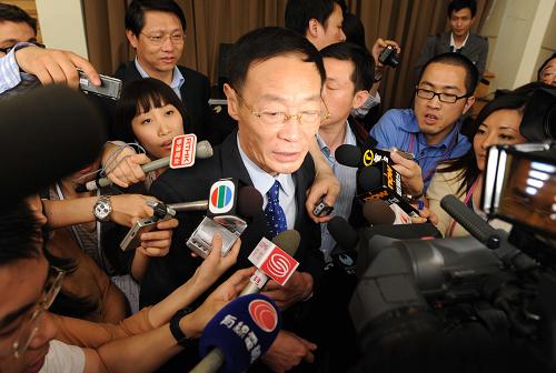 4月30日,國(guó)務(wù)院新聞辦公室在北京舉行新聞發(fā)布會(huì),介紹我國(guó)加強(qiáng)人感染豬流感防控工作情況,并回答記者提問。這是農(nóng)業(yè)部副部長(zhǎng)高鴻賓回答記者提問。新華社記者 陳樹根 攝