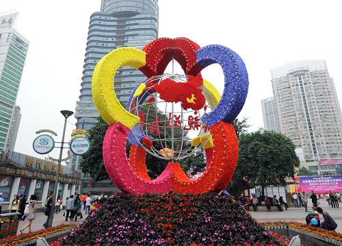 4月30日拍攝的重慶江北區(qū)一處街頭花壇。“五一”將至,山城重慶街頭披上了節(jié)日的盛裝,處處呈現(xiàn)出一派喜慶氣氛。新華社記者 周衡義 攝