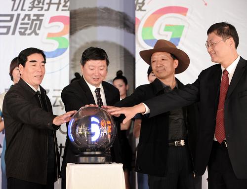 5月9日,嘉賓觸摸啟動(dòng)中國(guó)移動(dòng)西藏3G商用業(yè)務(wù)。當(dāng)日,中國(guó)移動(dòng)西藏分公司3G網(wǎng)絡(luò)TD-SCDMA商用啟動(dòng)儀式在拉薩舉行,標(biāo)志著西藏高原正式進(jìn)入3G時(shí)代,逐步展開(kāi)數(shù)據(jù)上網(wǎng)、可視電話、彩信、手機(jī)報(bào)等業(yè)務(wù)。 新華社記者 覺(jué)果 攝