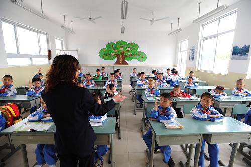5月9日,四川省都江堰市綠地土橋小學(xué)師生在新教室里開(kāi)始上課。 新華社記者 江宏景 攝