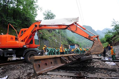 5月9日,施工人員在寶(雞)成(都)鐵路橫現(xiàn)河車(chē)站更換新型提速道岔。當(dāng)日,西安鐵路局組織9支隊(duì)伍5000多人、150余輛大型車(chē)輛及機(jī)具,在寶成鐵路沿線同時(shí)進(jìn)行線路清篩、更換道岔、鋼軌打磨等線路大修施工。西安鐵路局計(jì)劃從5月上旬開(kāi)始,利用50天時(shí)間對(duì)寶成線的線路設(shè)備進(jìn)行集中大修,提升線路設(shè)備質(zhì)量,確保寶成線提速后鐵路運(yùn)輸安全,全力支持四川災(zāi)區(qū)恢復(fù)重建工作。 新華社發(fā)(唐振江 攝)