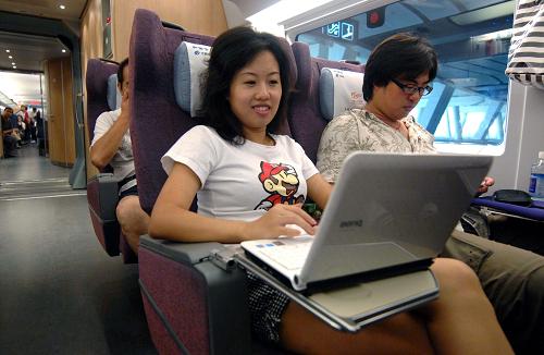 8月1日,一名女士在京津城際列車上用筆記本電腦工作。我國(guó)第一條具有完全自主知識(shí)產(chǎn)權(quán)、世界一流水平的高速鐵路——京津城際鐵路,至2009年8月1日已通車運(yùn)營(yíng)一周年。一年來,京津城際鐵路運(yùn)送旅客1870萬人次,列車正點(diǎn)率98%,以安全、高速、平穩(wěn)、舒適贏得了廣泛贊譽(yù),創(chuàng)造了良好的社會(huì)效益和經(jīng)濟(jì)效益。 新華社記者 李文 攝