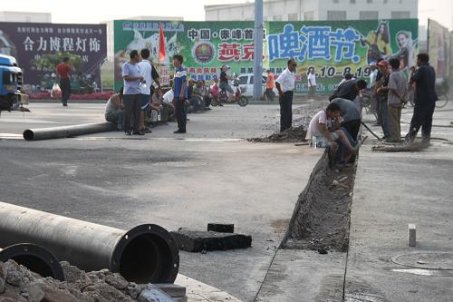 7月31日拍攝的內(nèi)蒙古赤峰市新老城區(qū)自來(lái)水管線對(duì)接施工現(xiàn)場(chǎng)。赤峰市新城區(qū)玉龍、王府、錦秀等居民小區(qū)自7月25日晚以來(lái)陸續(xù)有部分居民飲用自來(lái)水后出現(xiàn)發(fā)熱、惡心、嘔吐、腹瀉等癥狀。事件發(fā)生后,赤峰市委、市政府迅速采取措施,消防車目前正向新城區(qū)部分小區(qū)居民定時(shí)送水,把老城區(qū)自來(lái)水引入新城區(qū)的工程也已開(kāi)工。 新華社發(fā)(李富 攝)