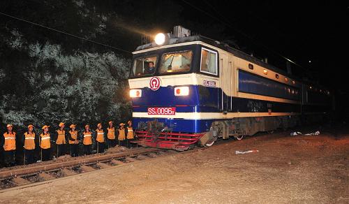 8月21日23時(shí)許,首列貨物列車安全通過(guò)剛剛搶通的寶成鐵路大灘至軍師廟間下行線。當(dāng)日23時(shí)左右,經(jīng)過(guò)1000余名鐵路干部職工10多個(gè)小時(shí)的連續(xù)奮戰(zhàn),西安鐵路局成功排除了寶成鐵路下行線大灘至軍師廟間泥石流險(xiǎn)情,寶成鐵路下行線恢復(fù)運(yùn)行。 新華社發(fā)(唐振江 攝)
