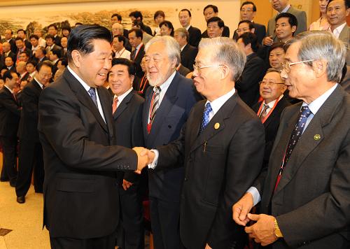 9月24日,中國和平統(tǒng)一促進會第八屆理事大會在京閉幕。中共中央政治局常委、全國政協(xié)主席賈慶林再次當(dāng)選為中國和平統(tǒng)一促進會會長。這是閉幕會前賈慶林接見出席會議的全體理事。新華社記者 李學(xué)仁 攝