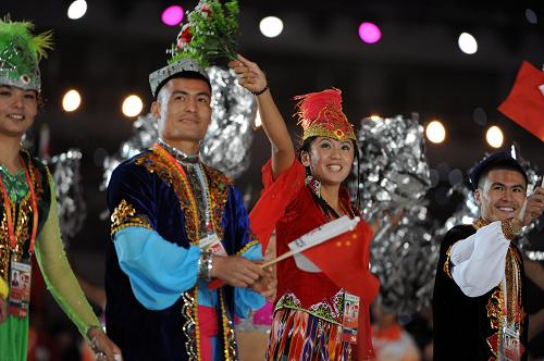 這是新疆維吾爾自治區(qū)代表隊(duì)在開幕式上入場(chǎng)。新華社記者 李尕 攝