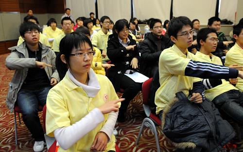 12月5日,志愿者在用手語演示。 新華社記者 李文 攝