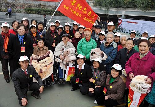 12月5日,部分志愿者和空巢老人在啟動(dòng)儀式現(xiàn)場(chǎng)合影。當(dāng)日是國際志愿者日,貴州省貴陽市800余名志愿者與當(dāng)?shù)乜粘怖先艘黄饐?dòng)“百萬空巢老人關(guān)愛志愿服務(wù)行動(dòng)”,志愿者們將采取結(jié)對(duì)幫扶的辦法,向空巢老人提供生活照料、心理撫慰、健康保健等服務(wù)。 新華社記者 歐東衢 攝