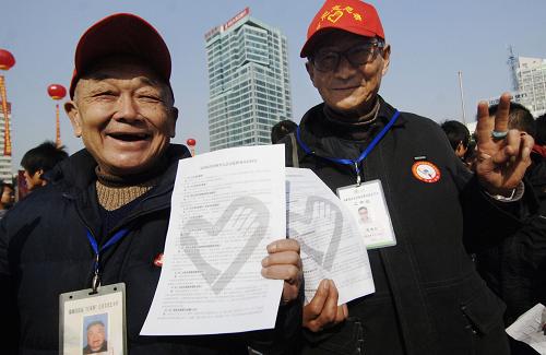 12月5日,合肥兩位74歲的老人于安華(左)、謝雍和在現(xiàn)場(chǎng)報(bào)名。當(dāng)日是國際志愿者日,安徽合肥舉行“第四屆全國體育大會(huì)志愿者現(xiàn)場(chǎng)招募”活動(dòng),吸引了數(shù)百名市民和高校學(xué)生報(bào)名。 新華社記者 李健 攝
