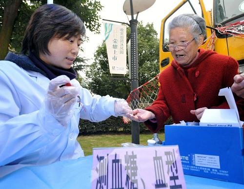 12月5日,貴陽市醫(yī)療衛(wèi)生系統(tǒng)的志愿者在啟動(dòng)儀式現(xiàn)場(chǎng)為老人進(jìn)行免費(fèi)體檢。 新華社記者 歐東衢 攝