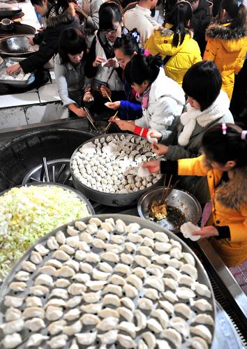 12月5日,呼和浩特市的部分義工在為松山老年公寓的老人包餃子。當(dāng)日是“國際志愿者日”。呼和浩特市部分義工來到松山老年公寓,為這里的老人打掃衛(wèi)生、包餃子,并和老人們一起聯(lián)歡,讓老人們開心度周末。呼和浩特市義工組織于2006年9月自發(fā)成立,義工們?cè)诰W(wǎng)絡(luò)上開設(shè)活動(dòng)空間,相互聯(lián)系、溝通。他們以“送人玫瑰,手有余香,幸福從助人開始”為口號(hào),遵循自愿、合法、誠信、節(jié)儉和非盈利性原則,倡導(dǎo)“參與、互助、奉獻(xiàn)、進(jìn)步”的義工精神組織活動(dòng),參與助老扶弱、扶貧濟(jì)困、支教助學(xué)、環(huán)境保護(hù)、社區(qū)服務(wù)以及其他社會(huì)公益性活動(dòng)。現(xiàn)在呼和浩特市義工組織已經(jīng)有成員1000多人,他們經(jīng)常開展活動(dòng),幫助那些需要幫助的人們。他們還設(shè)有義工賬戶,所有義工和愛心人士都可以往賬戶里面捐款,實(shí)行公開化管理,善款專門用來幫助孤寡殘幼等困難群眾。 新華社記者 任軍川 攝