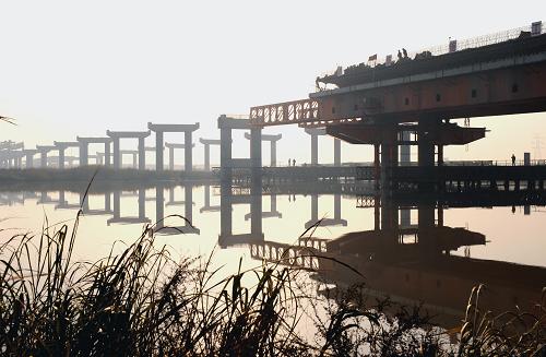 12月6日拍攝的正在建設(shè)中的臨洪河特大橋。新華社發(fā)(耿玉和 攝)