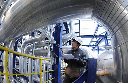 12月7日,技術(shù)人員在查看天津石化100萬噸乙烯裝置前期運行情況。即將全面投入運營的天津石化100萬噸乙烯及配套項目,僅環(huán)??偼度刖统^20億元。全面投產(chǎn)后的100萬噸乙烯項目將是一個節(jié)約型、生態(tài)型、環(huán)境友好型石化企業(yè),實現(xiàn)企業(yè)與自然環(huán)境的協(xié)調(diào)統(tǒng)一發(fā)展。 新華社記者 劉海峰 攝