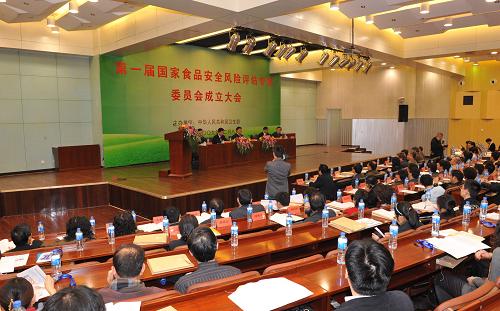 12月8日,由42名委員組成的第一屆國家食品安全風險評估專家委員會在北京成立。 新華社記者 何俊昌 攝