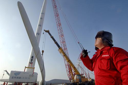 12月10日,一名工作人員正在指揮起重機(jī)吊起機(jī)組。當(dāng)日,重達(dá)120噸、風(fēng)車葉輪直徑100米的3兆瓦風(fēng)力發(fā)電機(jī)組在新疆達(dá)坂城正式安裝。這是目前我國(guó)陸上最大功率的風(fēng)力發(fā)電機(jī)組。新疆是我國(guó)風(fēng)能資源異常豐富的區(qū)域,也是我國(guó)風(fēng)電裝備制造和安裝產(chǎn)業(yè)集聚之地,風(fēng)電產(chǎn)業(yè)的技術(shù)水平和市場(chǎng)競(jìng)爭(zhēng)力在國(guó)內(nèi)名列前茅。 新華社記者 王菲 攝