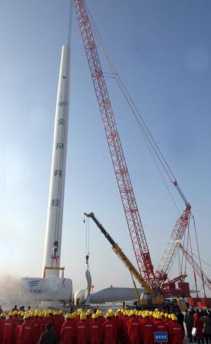 12月10日,大功率風(fēng)力發(fā)電機(jī)組正在安裝。 新華社記者 王菲 攝