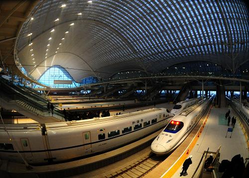 正在加緊施工的武漢火車站(12月10日攝)。為了保證武漢火車站能于12月20日正式投入使用,武漢火車站目前正加緊施工。武漢火車站是武漢至廣州高速鐵路客運(yùn)專線上率先啟動(dòng)建設(shè)的車站,投資超過(guò)140億元,建有20條鐵軌線,11座站臺(tái)。 新華社記者 程敏 攝