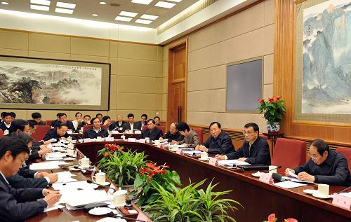 12月18日,中共中央政治局常委、國(guó)務(wù)院副總理、國(guó)務(wù)院第六次全國(guó)人口普查領(lǐng)導(dǎo)小組組長(zhǎng)李克強(qiáng)在北京主持召開(kāi)國(guó)務(wù)院人口普查領(lǐng)導(dǎo)小組第一次全體會(huì)議。新華社記者 饒愛(ài)民 攝