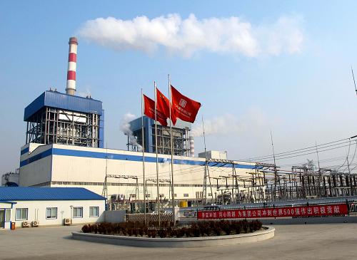 12月22日拍攝的投產(chǎn)發(fā)電的魯北生態(tài)電廠外景。當(dāng)日,魯北生態(tài)電廠2×330MW熱電聯(lián)產(chǎn)項(xiàng)目2號(hào)機(jī)組順利通過168小時(shí)滿負(fù)荷運(yùn)行,標(biāo)志著大唐魯北生態(tài)電廠正式投產(chǎn)發(fā)電。魯北生態(tài)電廠位于山東無棣縣北部,是我國(guó)第一座2×330MW生態(tài)電廠。整個(gè)電廠形成了一條循環(huán)經(jīng)濟(jì)生態(tài)產(chǎn)業(yè)鏈,兩臺(tái)機(jī)組年發(fā)電量達(dá)35億千瓦時(shí),可有效緩解魯北地區(qū)電力供應(yīng)緊張的局面。新華社發(fā)(陳子慶 攝)