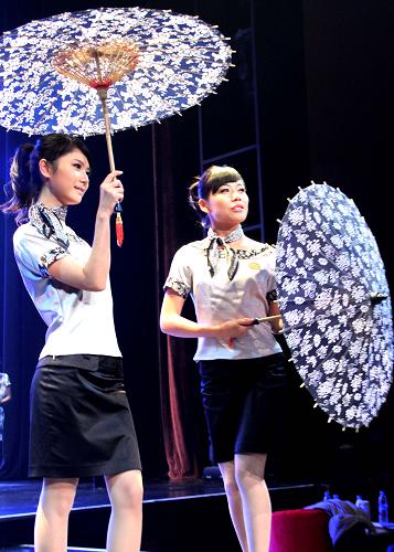 12月25日,選手在蘇州市景區(qū)、賓館職業(yè)裝大賽上進(jìn)行職業(yè)裝展示。當(dāng)日,一場(chǎng)主題為“迎世博、展形象”的蘇州市景區(qū)、賓館職業(yè)裝大賽總決賽在蘇州科技文化藝術(shù)中心開(kāi)賽,來(lái)自蘇州城鄉(xiāng)的18支參賽隊(duì)參加角逐。 新華社發(fā)(王建中 攝)