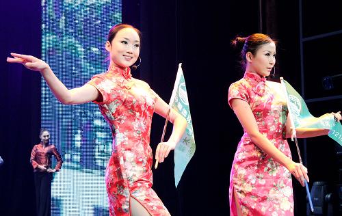 12月25日,選手在蘇州市景區(qū)、賓館職業(yè)裝大賽上進(jìn)行職業(yè)裝展示。新華社發(fā)(王建中 攝)
