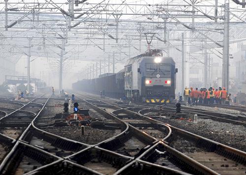 12月29日,一輛電力機(jī)車牽引著重載貨物列車在京九電氣化鐵路江西九江段試運(yùn)行。近日,京九鐵路北京西至江西樂化段電氣化改造工程全部建成開通,這使得我國電氣化鐵路總里程突破3萬公里,居世界第二位。此次京九北線電氣化改造工程縱貫北京、河北、山東等地,全長1422.2公里,總投資76億多元,是我國鐵路既有線路電氣化改造中一次性投資建設(shè)規(guī)模最大的項(xiàng)目。項(xiàng)目建成通車后,列車時(shí)速將從之前的120公里提高到160公里,每列列車的運(yùn)載總量也從3500噸提高到6000噸,京九鐵路將可以開行雙層集裝箱列車,整體運(yùn)能可提高30%以上。 新華社發(fā)(胡國林 攝)