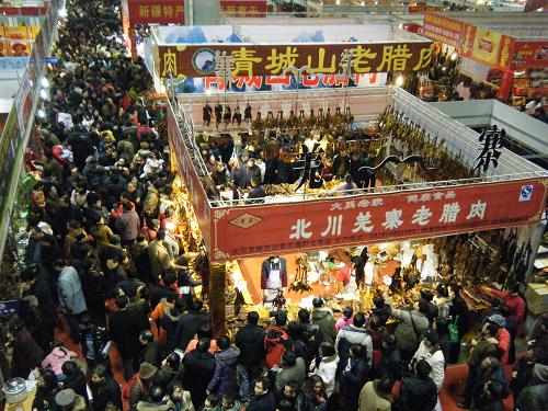 1月24日,在第三屆重慶新春年貨購(gòu)物節(jié)上,四川北川的羌寨老臘肉展區(qū)前人頭攢動(dòng)。第三屆重慶新春年貨購(gòu)物節(jié)于1月23日至2月2日在重慶市南坪國(guó)際會(huì)展中心舉行,來(lái)自國(guó)內(nèi)各地和泰國(guó)、越南、澳大利亞等地的特產(chǎn)吸引了許多市民前來(lái)選購(gòu)。新華社發(fā)(孟昭曜 攝)