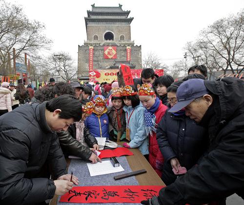 2月6日,在北京鐘鼓樓廣場舉行的“文明春聯(lián)進(jìn)萬家”活動上,書法家為社區(qū)居民寫春聯(lián)。當(dāng)天是農(nóng)歷臘月二十三,是中國傳統(tǒng)的“小年”。北京市東城區(qū)“文明春聯(lián)進(jìn)萬家”活動在鐘鼓樓廣場舉行,展出從600余副春聯(lián)中評選出的20副優(yōu)秀原創(chuàng)文明春聯(lián)。多位書法家在現(xiàn)場揮毫潑墨,書寫春聯(lián)贈送社區(qū)居民,為即將到來的春節(jié)增添喜慶。新華社發(fā)(江峻 攝)