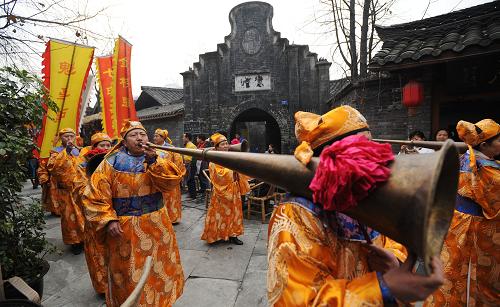 2月6日,在成都市寬窄巷子,七曲山的洞經(jīng)樂隊進(jìn)行巡游表演。當(dāng)日,2010“天府鬧春”四川春節(jié)旅游大型街頭展在成都市寬窄巷子舉行,各種具有傳統(tǒng)民俗年味的鬧春活動吸引了眾多游客駐足觀看。 新華社記者 江宏景 攝