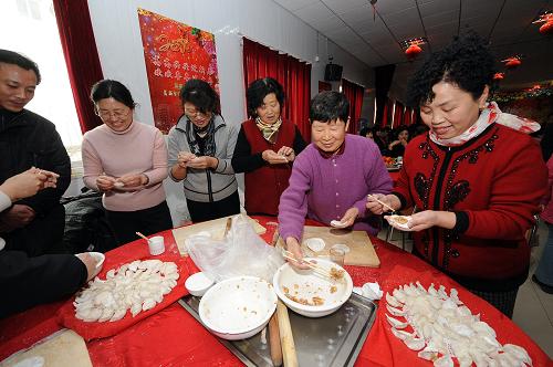 2月6日,北京南苑街道棚戶區(qū)搬遷居民在一起包餃子過“小年”。春節(jié)前夕,正在搬遷中的北京南苑老鎮(zhèn)一派歡樂喜慶的節(jié)日景象。2月6日,北京豐臺區(qū)南苑街道舉辦“老鎮(zhèn)、老房、老友”迎春盼遷喜樂會,200多位已經(jīng)簽訂拆遷協(xié)議的南苑棚戶區(qū)居民一起過農(nóng)歷“小年”,包餃子、寫春聯(lián)、唱京劇、演小品。南苑棚戶區(qū)改造自2009年11月2日正式啟動,當?shù)卣畬嵭?#8220;先建房,再拆遷”的創(chuàng)新工作模式,贏得群眾支持,目前已經(jīng)簽約搬遷1300余戶。新華社記者 張旭 攝
