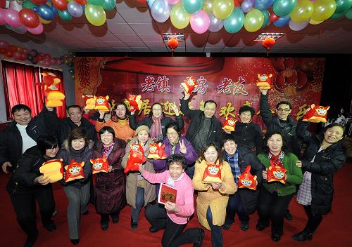 2月6日,北京南苑街道棚戶區(qū)搬遷居民照新春“全家福”。 新華社記者 張旭 攝