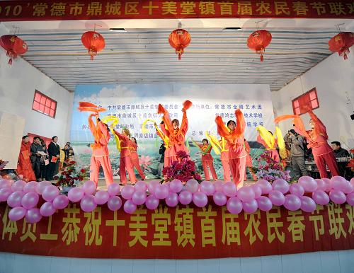 這是2月6日拍攝的“農(nóng)民春晚”演出現(xiàn)場。當日,洞庭湖畔的湖南常德市鼎城區(qū)十美堂鎮(zhèn)的“農(nóng)民春晚”紅火上演,湘北大鼓、鄉(xiāng)村小品、農(nóng)民歌會等豐富多彩的節(jié)目充滿了鄉(xiāng)土氣息。這臺完全由當?shù)剞r(nóng)民自編自導(dǎo)自演的“ 農(nóng)民春晚”,吸引了十里八鄉(xiāng)的眾多農(nóng)民前來觀看。 新華社記者 趙眾志 攝