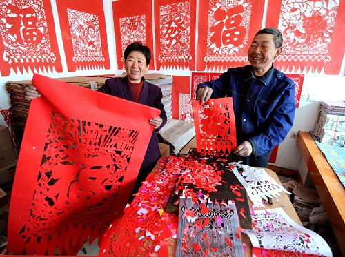 2月9日,劉士存和老伴展示他們雕刻的迎春年貨。每當(dāng)春節(jié)臨近,天津?qū)幒涌h豐臺(tái)鎮(zhèn)北村農(nóng)民劉士存純手工吉祥喜慶刻紙工藝品便成了年貨市場上的搶手貨。過去,當(dāng)?shù)丶壹覒魬魪氖驴碳埵炙嚮?,如今只有年過花甲的劉士存老人繼承了包括刷紅紙、制版、雕刻在內(nèi)的一套祖?zhèn)骺碳埵炙嚒=鼛啄辏瑒⑹看婧屠习閯?chuàng)作的吉祥喜慶刻紙工藝品成為京津冀和東北、內(nèi)蒙古等工藝品市場的旺銷貨,不僅豐富了年貨市場,收入還大大超出了務(wù)農(nóng)收入。 新華社記者 劉海峰 攝