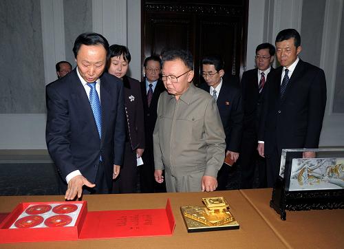這張朝鮮中央通訊社2月9日發(fā)布的照片顯示,朝鮮勞動黨總書記、國防委員會委員長金正日(前左二)2月8日在咸鏡南道咸興市會見正在朝鮮進行友好訪問的中共中央對外聯(lián)絡(luò)部部長王家瑞(前左一)一行。 新華社/朝中社