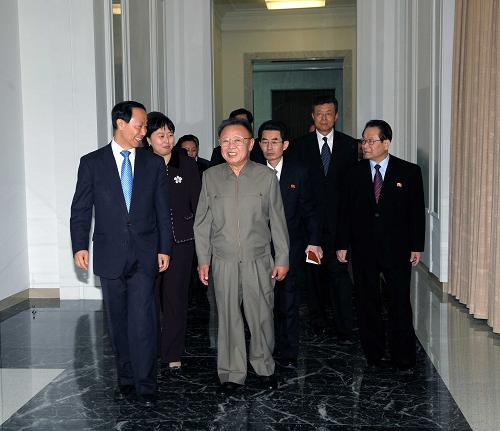 這張朝鮮中央通訊社2月9日發(fā)布的照片顯示,朝鮮勞動黨總書記、國防委員會委員長金正日(前左二)2月8日在咸鏡南道咸興市會見正在朝鮮進行友好訪問的中共中央對外聯(lián)絡(luò)部部長王家瑞(左一)一行。新華社/朝中社
