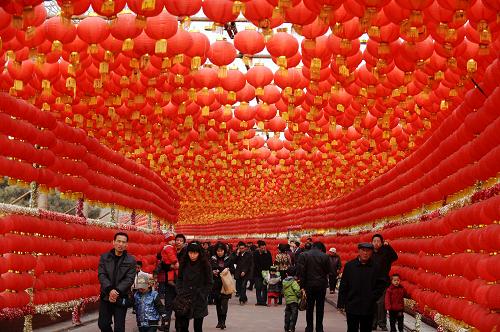 2月27日,在太原市動(dòng)物園,人們從紅燈籠組成的燈廊下走過。元宵佳節(jié)臨近,山西省太原市動(dòng)物園內(nèi)的龍城廟會(huì)漸入高潮,大紅燈籠、民俗表演,一派喜氣盈門、紅紅火火的景象。新華社記者 燕雁攝