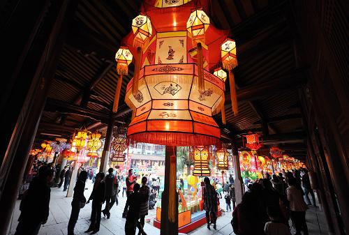元宵節(jié)前夕,具有一千多年歷史的福建泉州府文廟被250多盞傳統(tǒng)花燈裝扮得流光溢彩,古老的建筑與傳統(tǒng)的花燈相得益彰,吸引眾多市民前來賞花燈,迎元宵。 新華社記者 姜克紅 攝