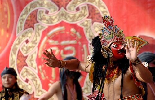 2月27日,在印度尼西亞首都雅加達(dá),演員在慶?;顒又斜硌萦∧岙?dāng)?shù)貍鹘y(tǒng)舞蹈。當(dāng)天,雅加達(dá)博覽中心舉辦了一場迎接中國傳統(tǒng)元宵節(jié)的慶?;顒樱袊鴤鹘y(tǒng)的舞龍舞獅以及民間文化表演吸引了印尼當(dāng)?shù)厝说挠^看。 新華社記者 岳月偉 攝