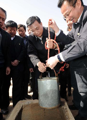 這是2月26日李克強(qiáng)在海原縣高崖鄉(xiāng)三分灣村回族村民田仲錄家水井旁,打起一桶水察看水質(zhì),叮囑有關(guān)方面做好衛(wèi)生凈化。新華社記者 李濤 攝