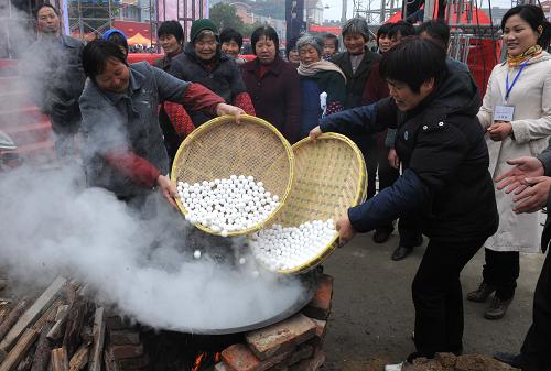 2月27日,嘉興市新塍鎮(zhèn)老百姓正在把大家剛包好的湯圓下鍋,準(zhǔn)備一起分享。當(dāng)日,浙江省嘉興市新塍鎮(zhèn)老百姓在元宵廟會(huì)上一起包元宵,吃元宵,喜迎元宵佳節(jié)。 新華社記者 徐昱 攝