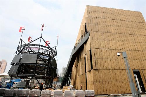 在世博會城市最佳實踐區(qū)內(nèi),西班牙首都馬德里市政建設(shè)的最佳設(shè)計案例——“竹屋”和“空氣樹”(3月22日攝)。目前,上海世博會的一大創(chuàng)新項目——“城市最佳實踐區(qū)”的施工及布展裝修正進(jìn)入全面沖刺階段。“城市最佳實踐區(qū)”位于世博會浦西園區(qū),隔黃浦江與浦東園區(qū)相望,占地約15公頃。這個匯聚了全球50個精彩城市案例的“特殊街區(qū)”將更好地演繹上海世博會“城市,讓生活更美好”的主題。新華社記者 劉穎 攝